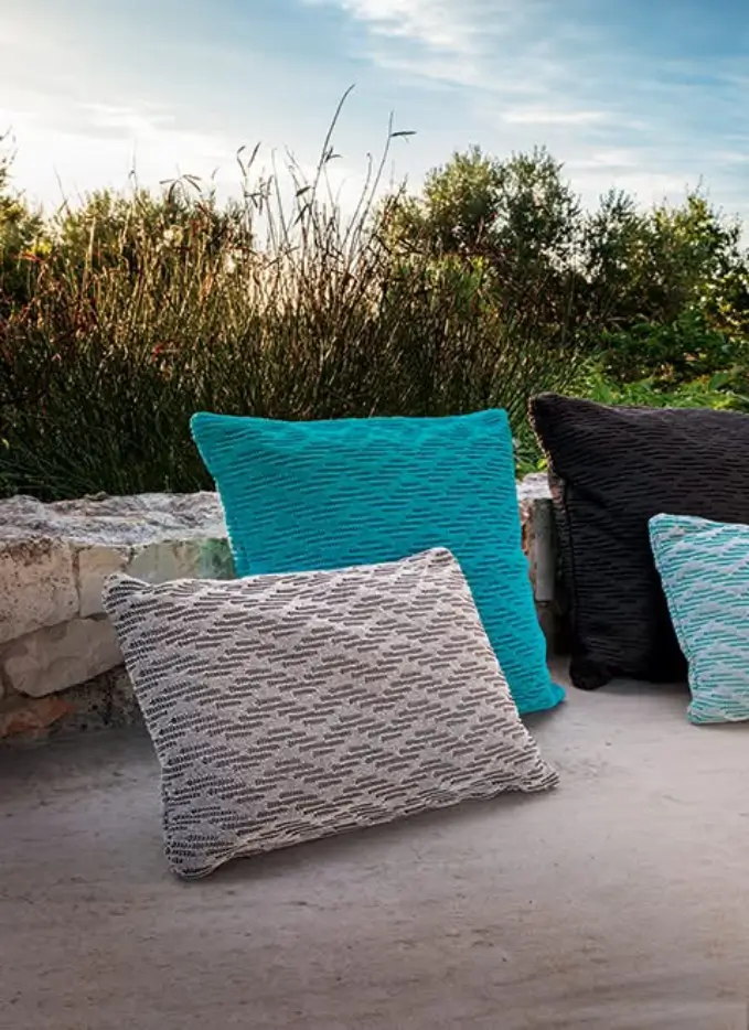 arredamento giardino esterno con cuscini