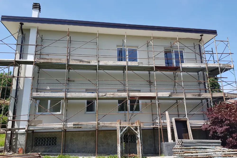 cantiere per installazione infissi a risparmio energetico corona serramenti torino