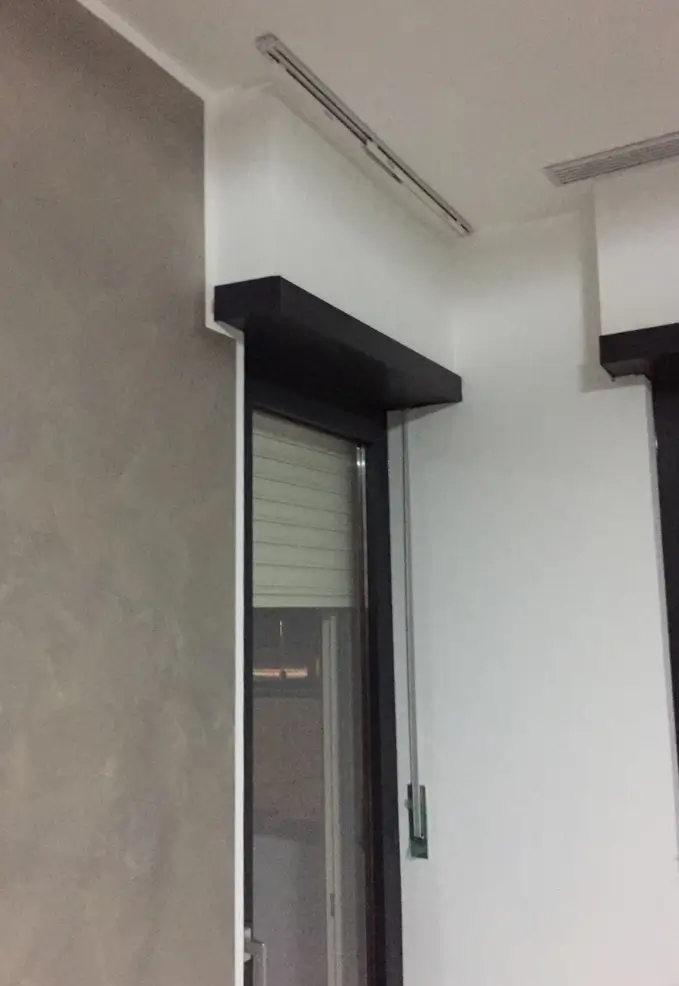 dettaglio di infisso e avvolgibile a risparmio energetico