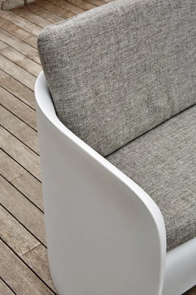 divano da esterni grigio e bianco per arredamento outdoor