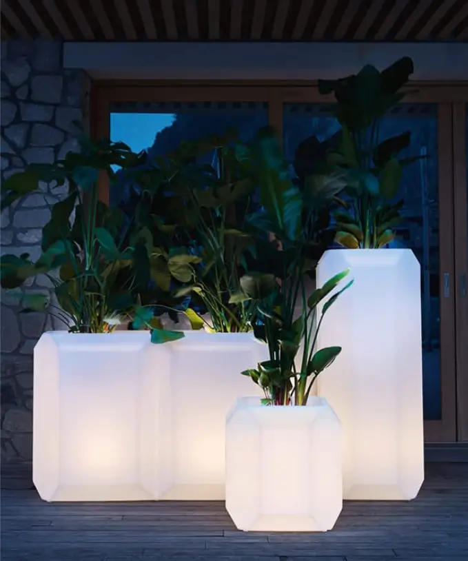 fioriere bianche illuminate da esterni