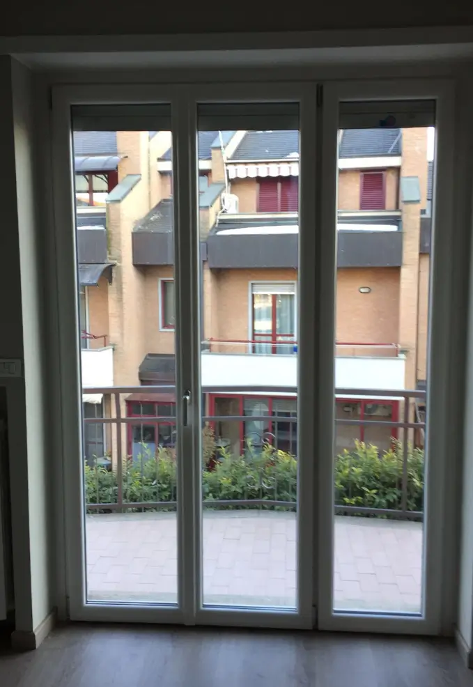 infissi bianchi moderni in pvc con tripla anta