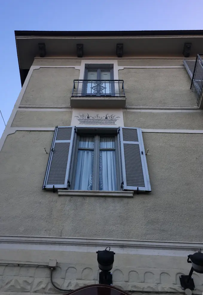 infissi e persiane moderne color grigio