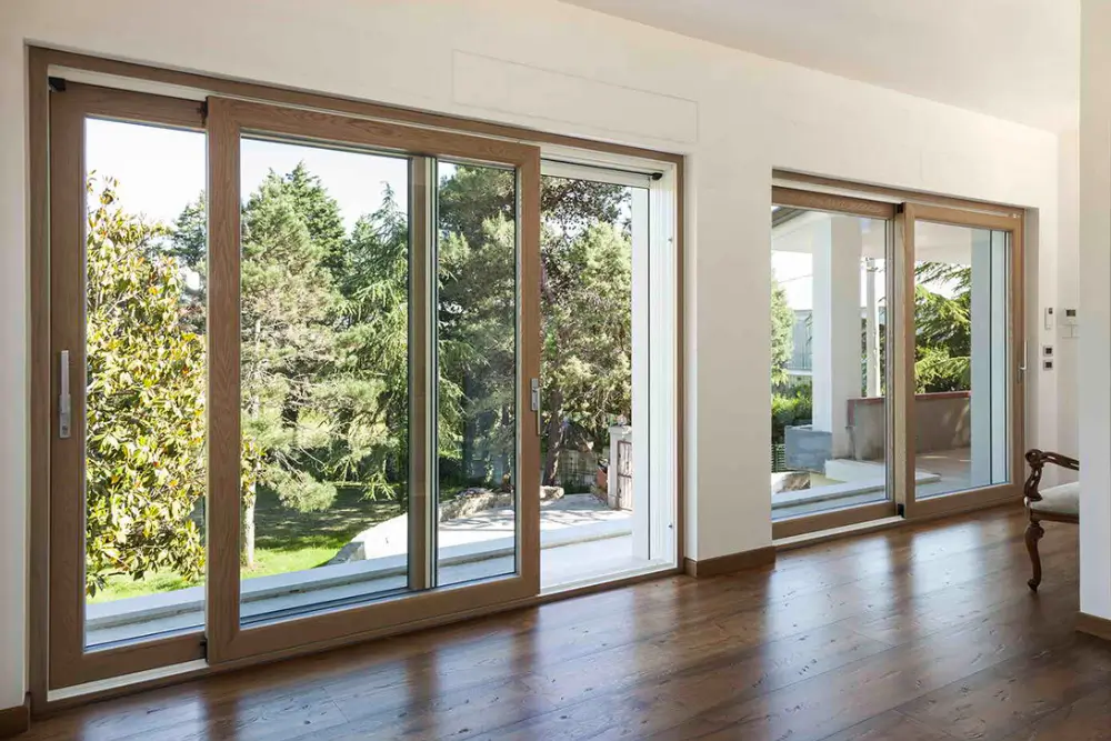 infissi in pvc color legno di rovere con 2 ante vetrate scorrevoli