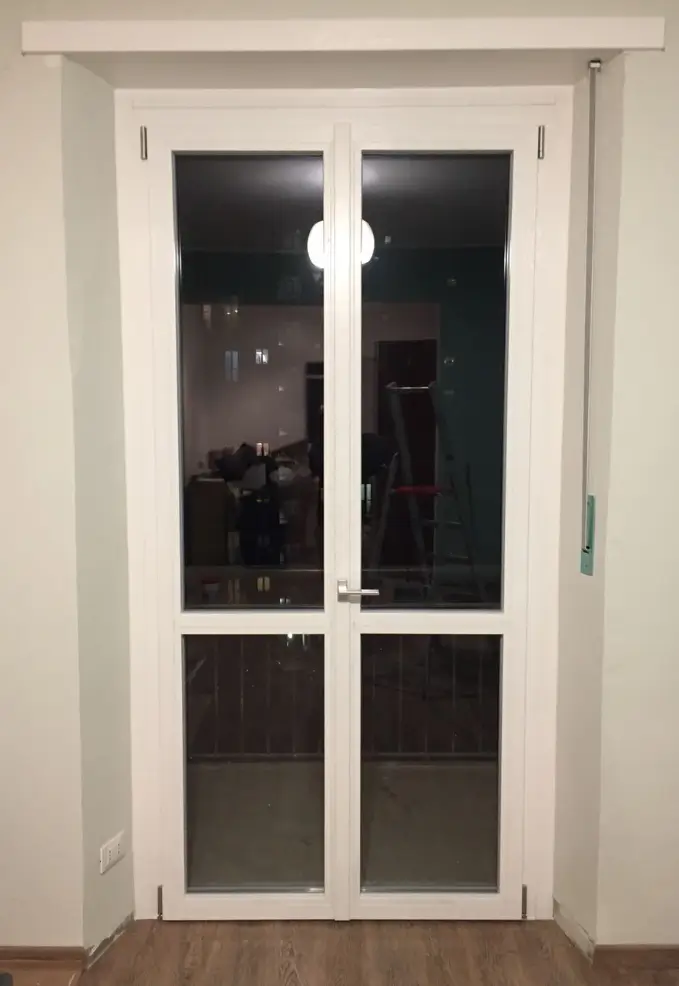 infisso a risparmio energetico in pvc a due ante bianco moderno