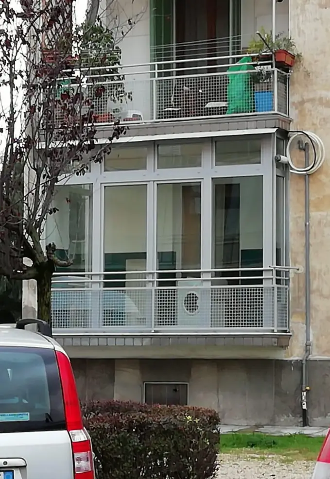 infisso a risparmio energetico in alluminio per chiudere il balcone