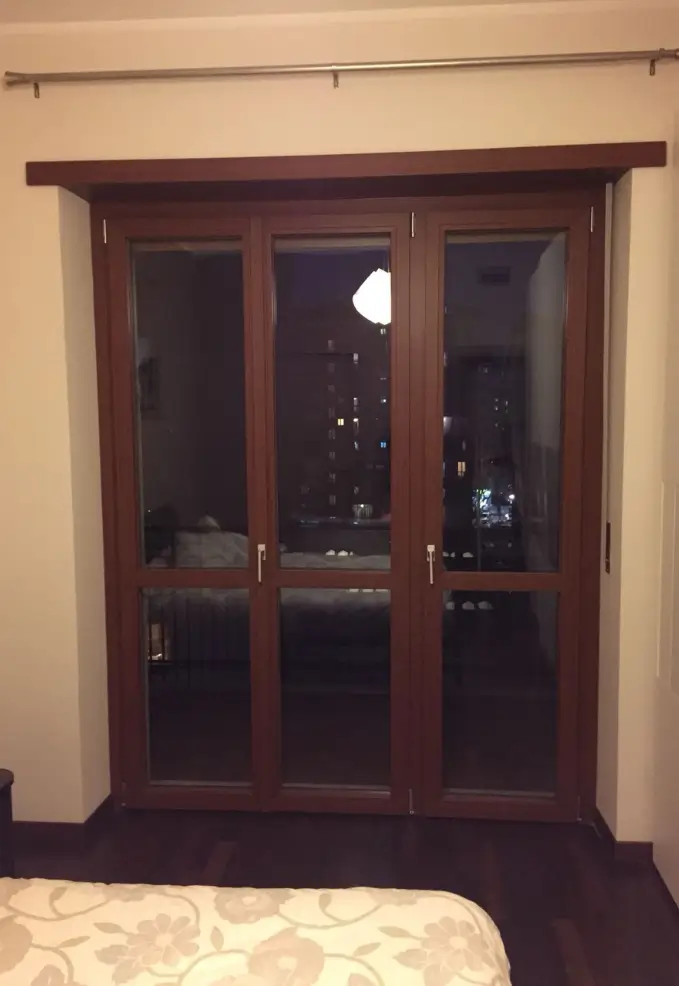 infisso a risparmio energetico in legno a tripla anta