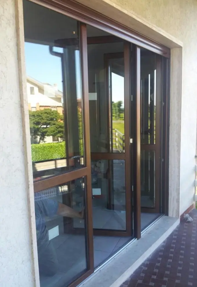 infisso moderno in legno con tripla anta corona serramenti torino