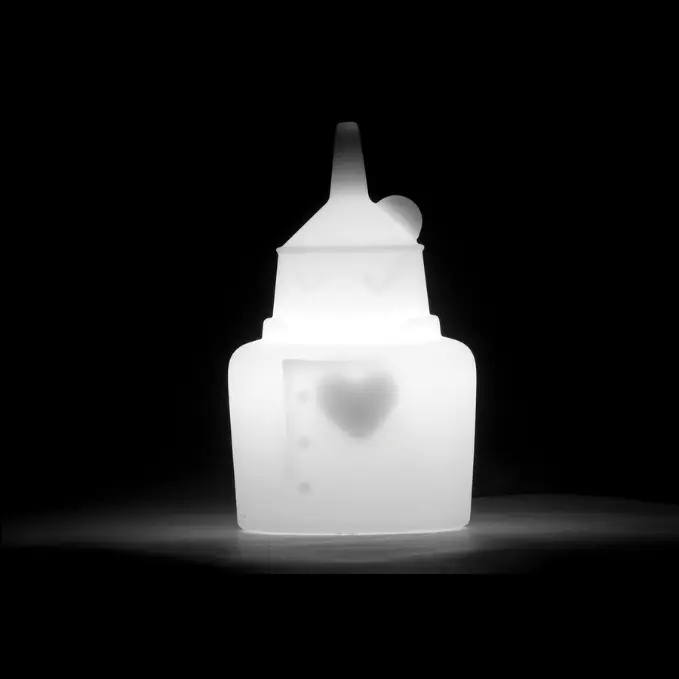 lampada bianca da esterno illuminata