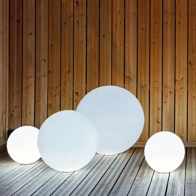 lampade bianche illuminate da esterni a forma di palla