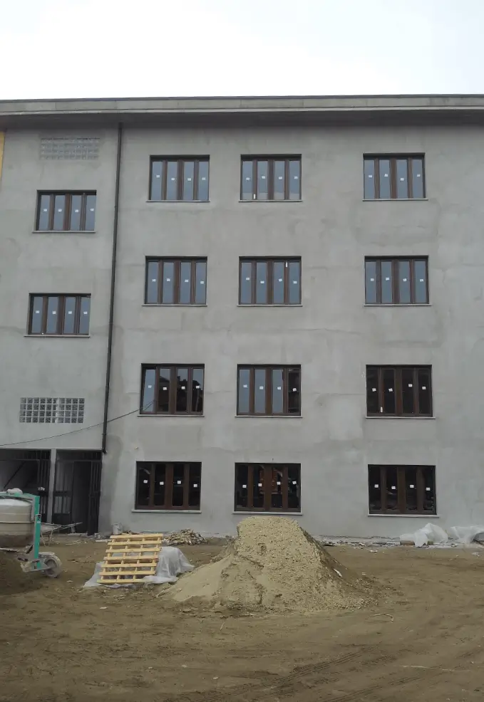 montaggio infissi a risparmio energetico in palazzo di nuova costruzione a moncalieri