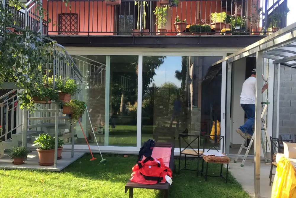 posa in opera professionale infisso scorrevole vetrato bianco corona serramenti torino