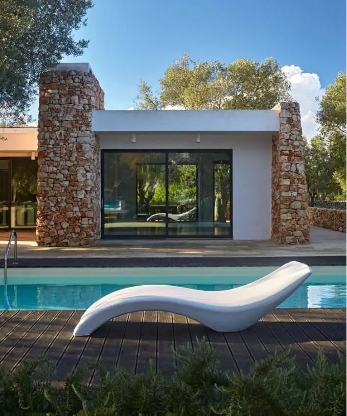 sdraio bianco da esterni a bordo piscina