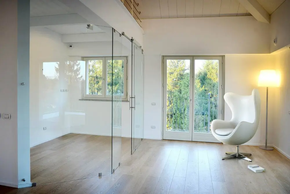 vetrata per zona ufficio moderna in una villa