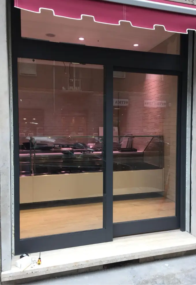 infisso vetrato scorrevole moderna per negozio di alimentari