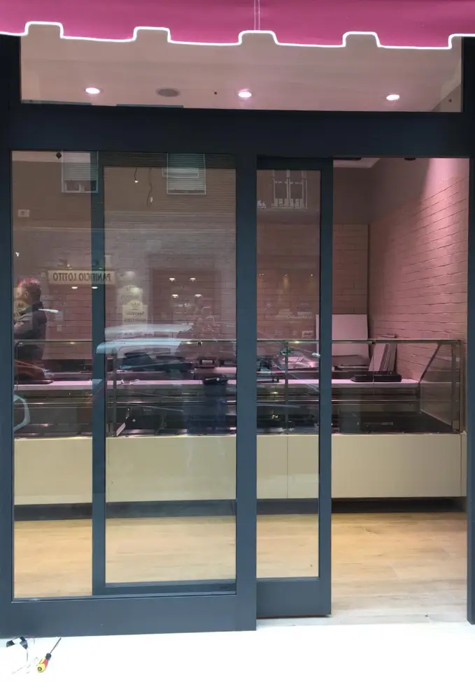 infisso vetrato scorrevole moderno per negozio di alimentari torino