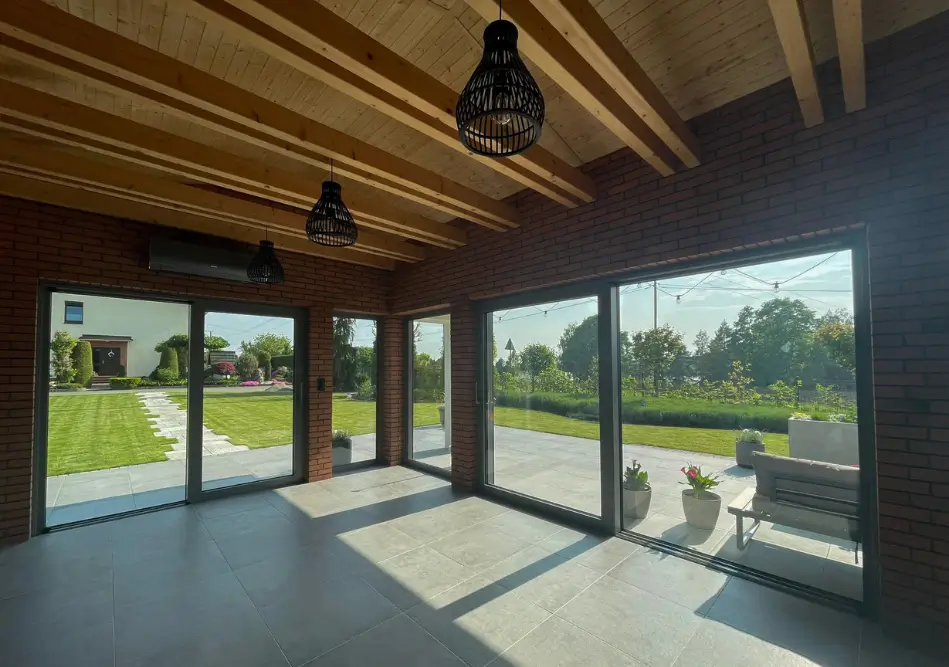 infissi vetrate scorrevoli in alluminio nero a taglio termico in villa a moncalieri infissi vetrate scorrevoli in alluminio nero a taglio termico in villa a moncalieri