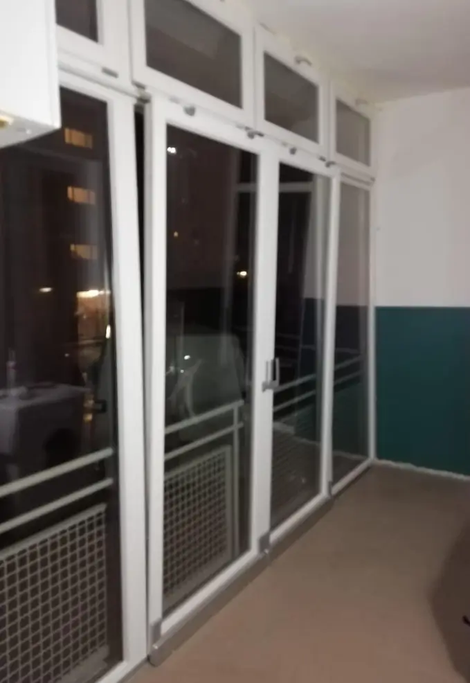 infisso a tre ante in alluminio a vasistas per chiudere il terrazzino a moncalieri