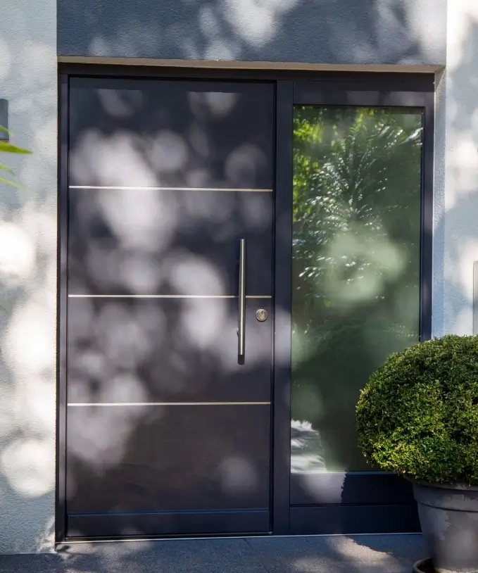 porta blindata moderna grigia scura a risparmio energetico