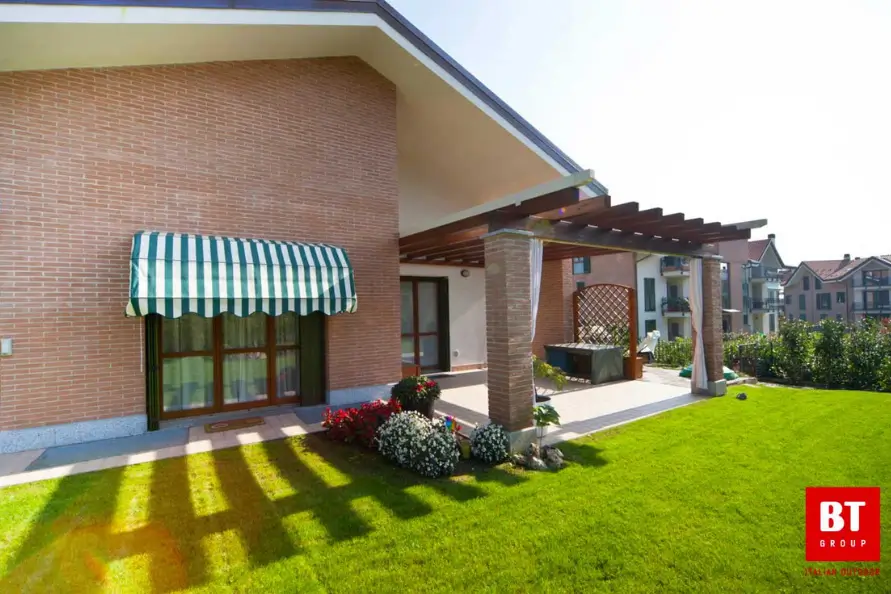 tenda a cappottina moderna da esterni bianca e verde a linee verticali corona serramenti torino by bt grou