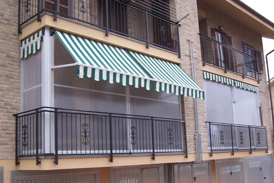 tenda moderna da esterni bianca e verde a linee verticali corona serramenti torino by bt group